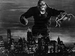 King Kong tenant une jeune femme dans sa main au sommet de l&#039;empire state building